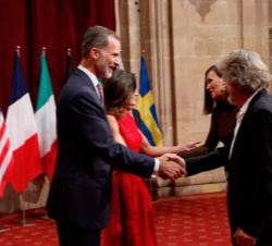 Sus Majestades los Reyes hacen entrega de la insignia de la Fundación a Reinhold Messner, Premio Princesa de Asturias de los Deportes